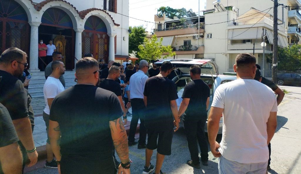 Θρήνος στην κηδεία της 14χρονης στο Βόλο