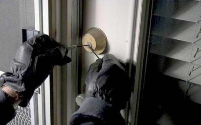 Χειροπέδες σε 19χρονο για διάρρηξη καφέ