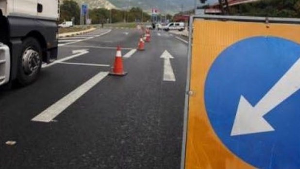 Κατολίσθηση βράχων έκλεισε την παλιά εθνική