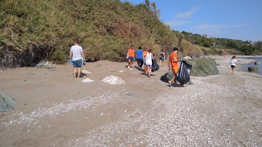 Εθελοντές καθάρισαν τις ακτές 