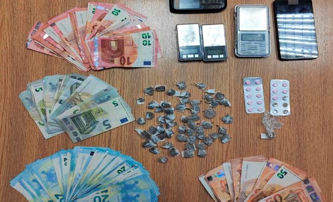 Eπταμελής σπείρα διακινούσε ναρκωτικά