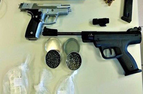 Συνελήφθη με ναρκωτικά και όπλα στην Αγιά