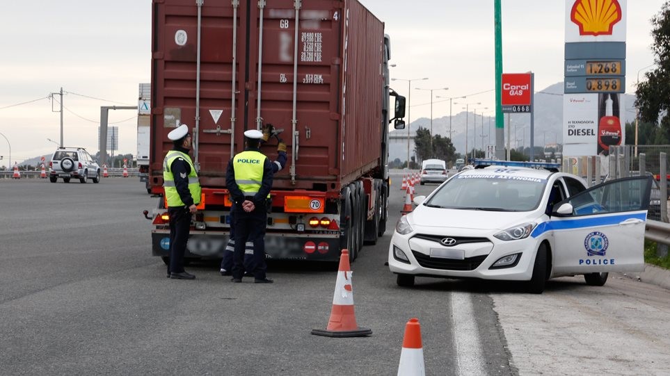 Νταλίκα έπεσε πάνω σε σταθμευμένη στην εθνική οδό