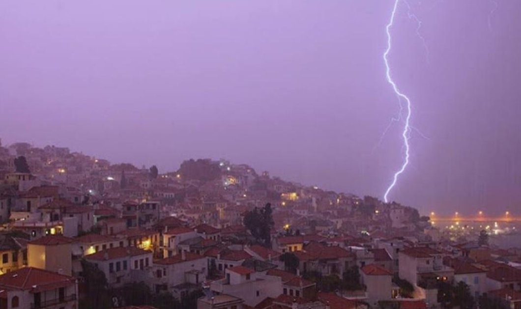 Καταρρακτώδης βροχή στη Σκόπελο