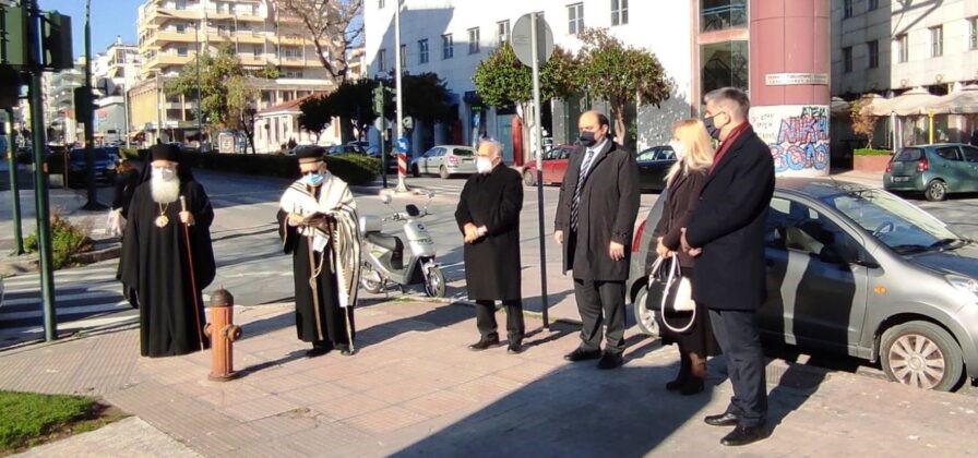 Στεφάνια στη μνήμη των θυμάτων από τις αρχές του Βόλου