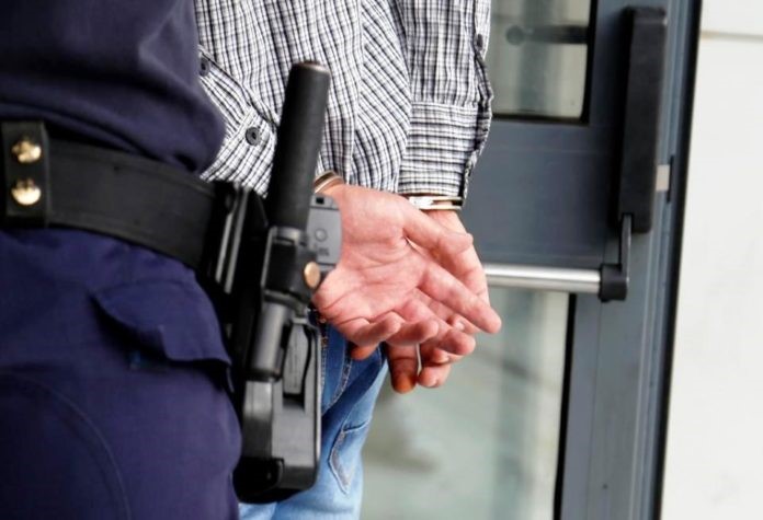 Χειροπέδες σε φυγόποινο με εννέα χρόνια κάθειρξη