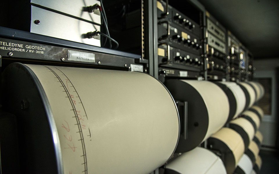 Μπαράζ σεισμικών δονήσεων στην Εύβοια