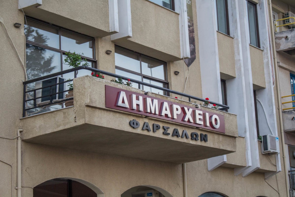 Επισκευάζει και συντηρεί σχολικά κτήρια