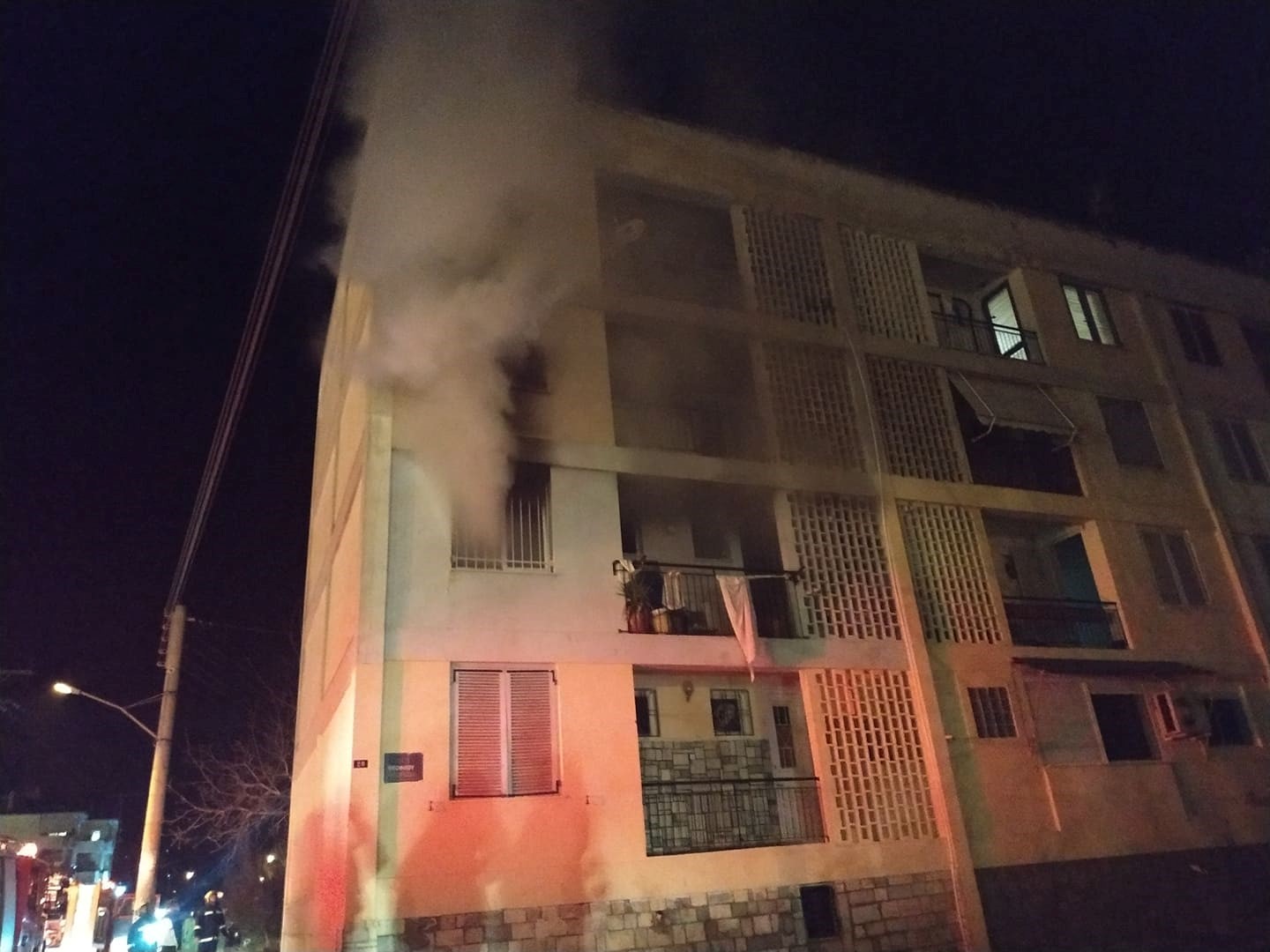 Πυροσβέστες απεγκλώβισαν γυναίκα από φωτιά σε διαμέρισμα 