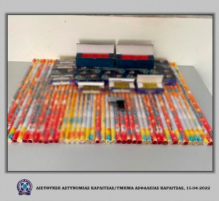 Σύλληψη καταστηματάρχη με κροτίδες και φωτοβολίδες