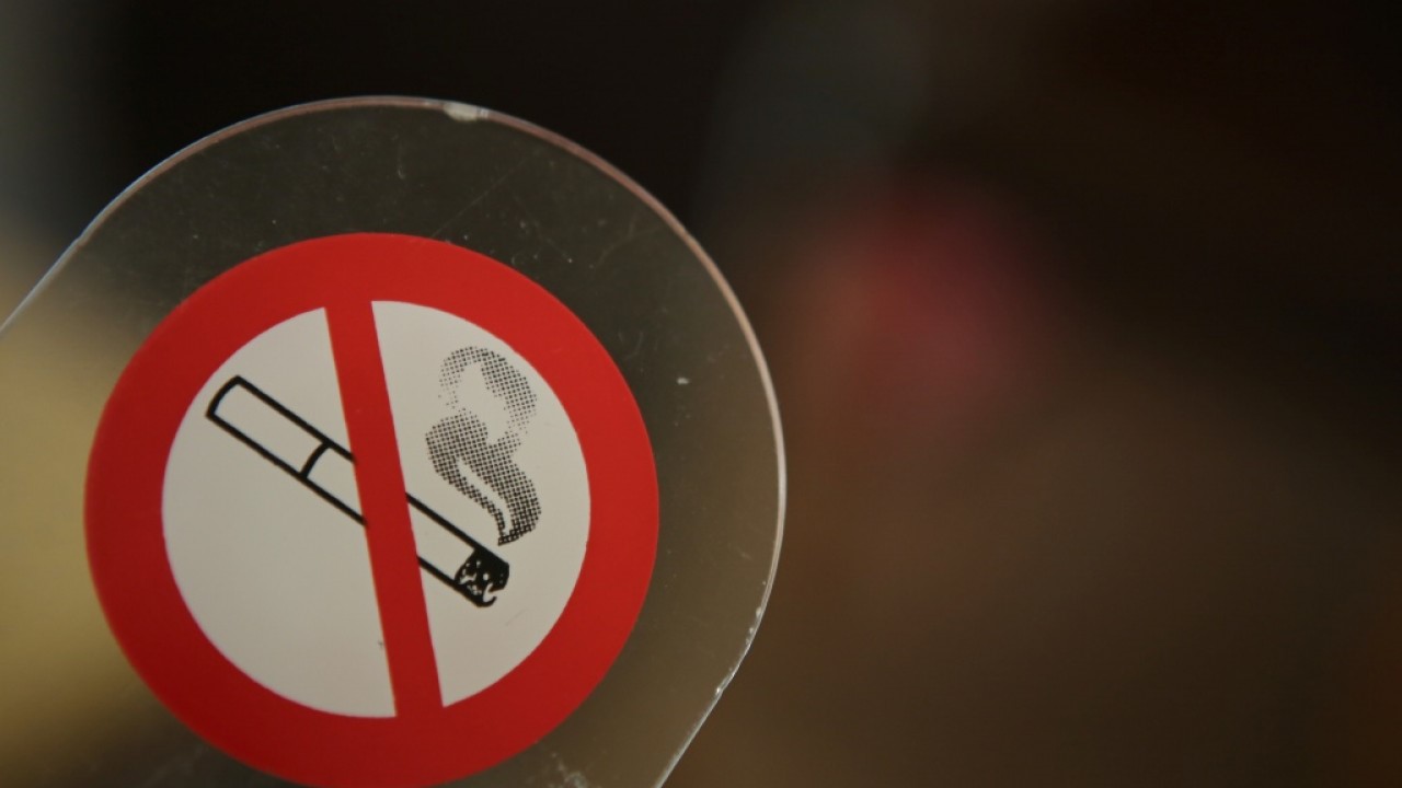 Μπαίνει τέλος στο κάπνισμα στους δήθεν "υπαίθριους χώρους"