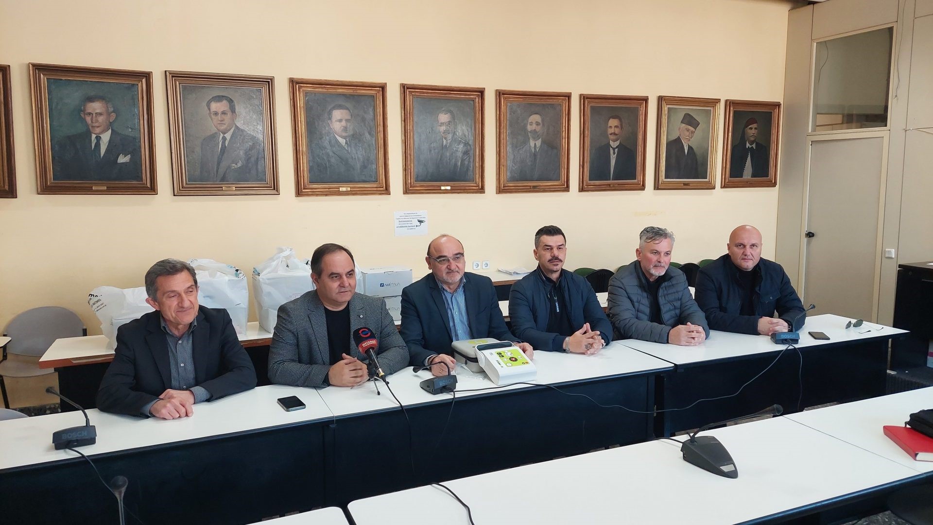 Παραδόθηκαν οι απινιδωτές για τα γήπεδα της ΕΠΣΚ