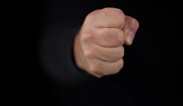 Ταξιτζής έριξε γροθιά στο μάτι 26χρονης