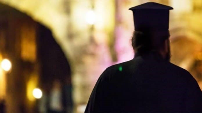 14 ιερείς αρνήθηκαν να εμβολιαστούν και τέθηκαν σε αργία