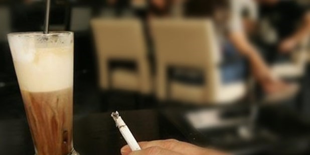 Τα πρώτα πρόστιμα για κάπνισμα σε καφετέριες
