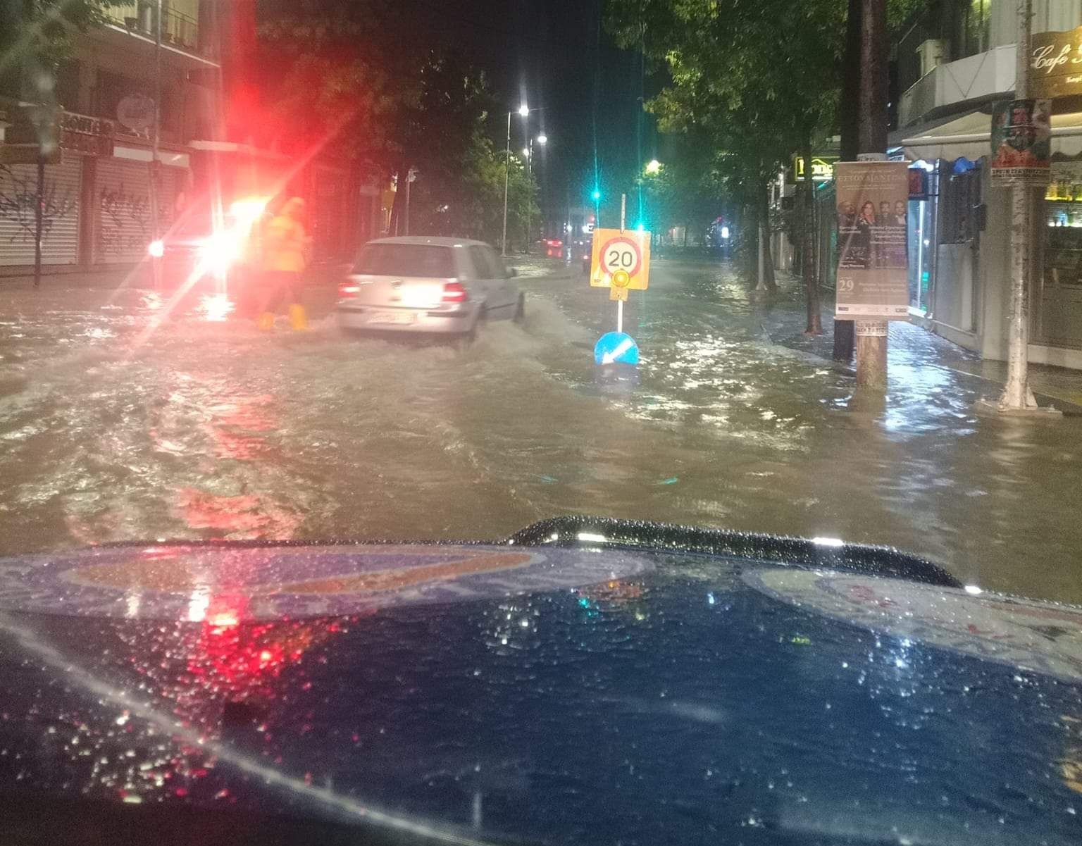 Μεταμεσονύχτια καταιγίδα, πλημμύρισε η οδός Λαρίσης
