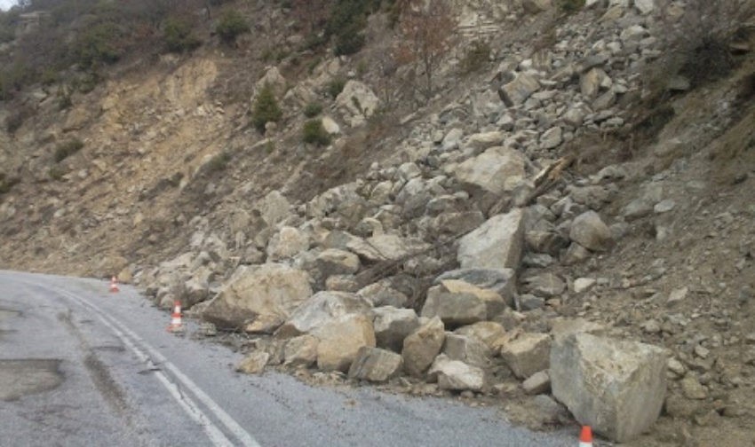 Τρίκαλα: Καταπτώσεις βράχων στα ορεινά
