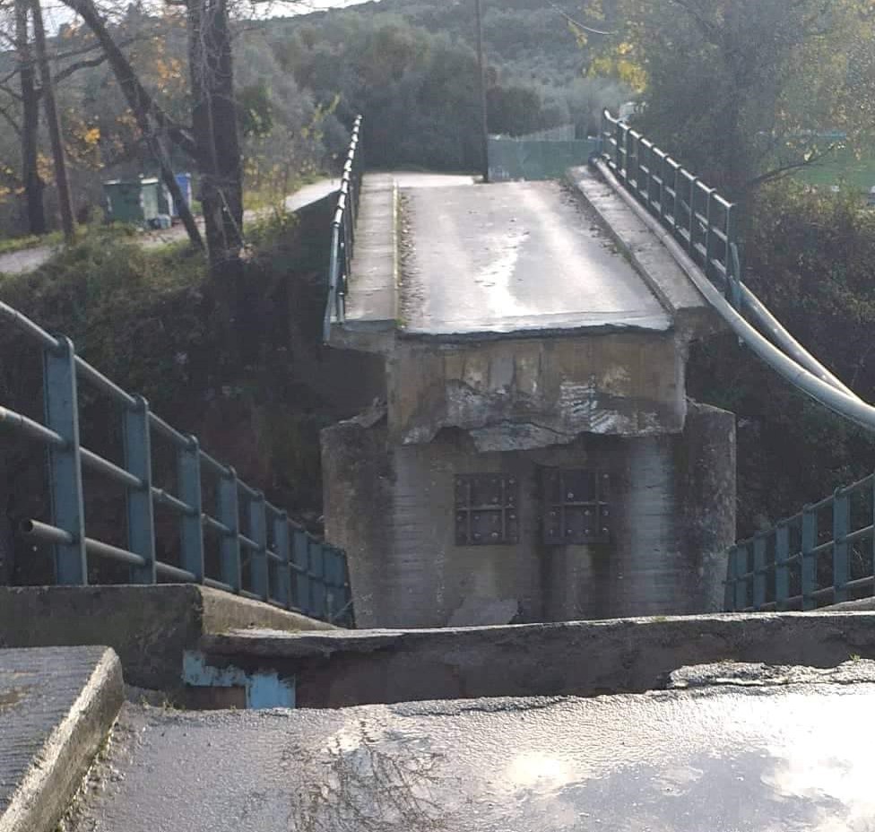 Κατέρρευσε γέφυρα στο Κομπότι