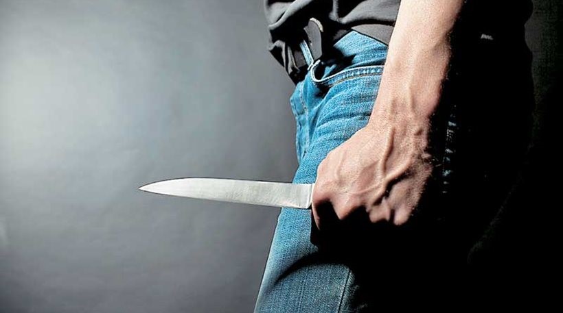 Νεαρός απείλησε με μαχαίρι τη μητέρα του