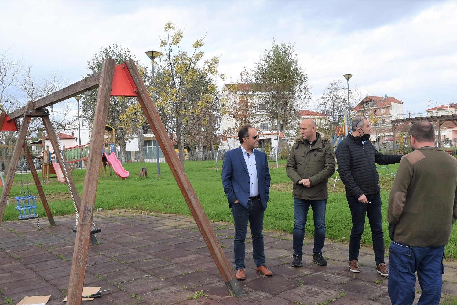 Αποκαθίστανται οι ζημιές σε δεκάδες παιδικές χαρές