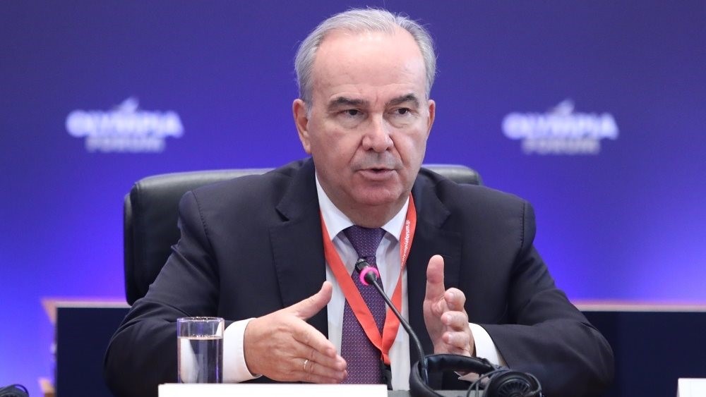 Προσφεύγει στη Δικαιοσύνη κατά του Κώστα Βαξεβάνη