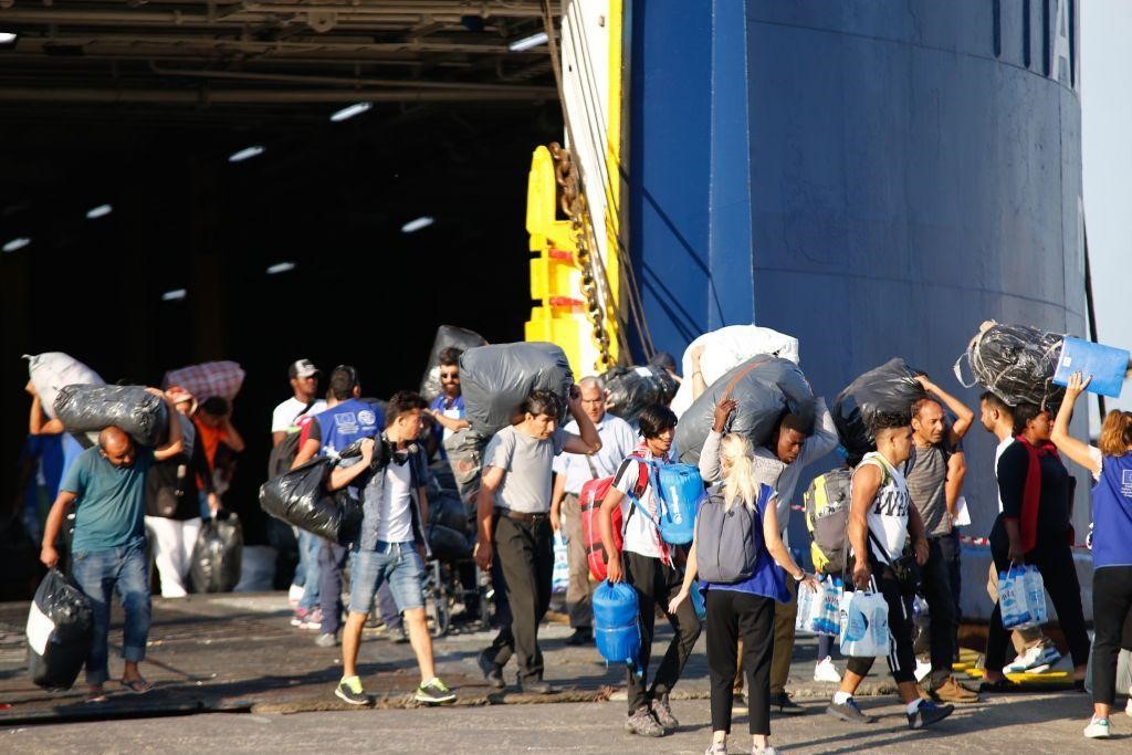 Μεταφέρονται 2.000 πρόσφυγες στην ενδοχώρα 