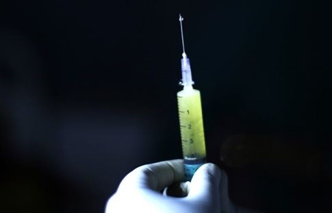 Απείλησε με σύριγγα νεαρή υπάλληλο για να τη ληστέψει!