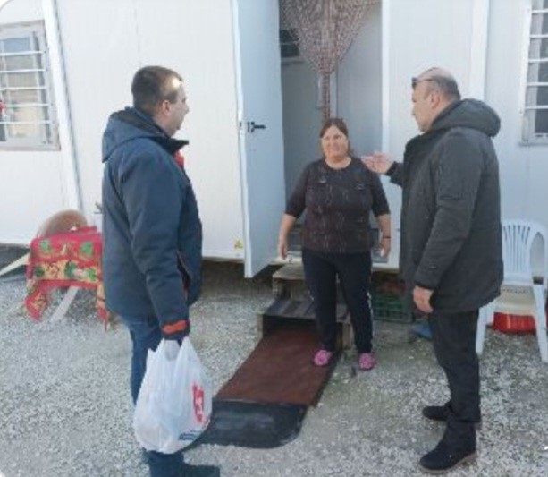 Στήριξη στους σεισμόπληκτους από αστυνομικούς (Βίντεο)