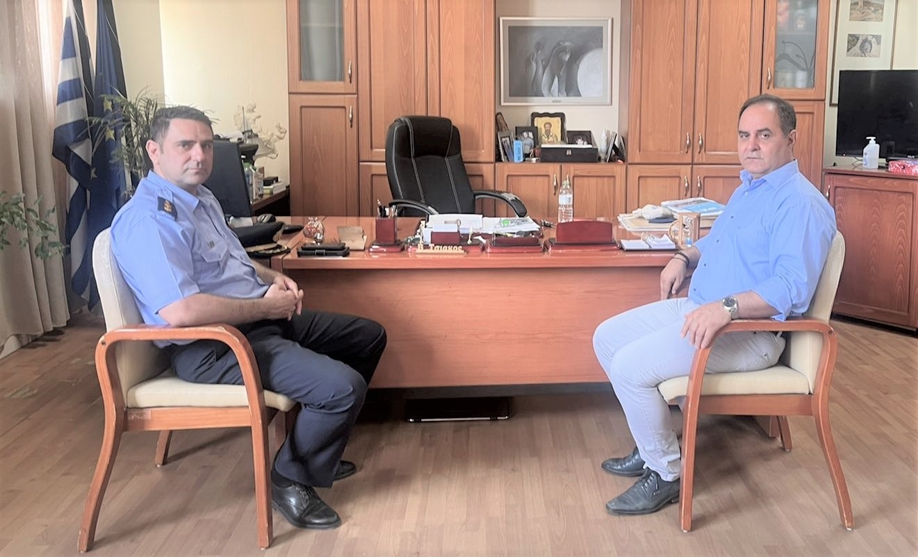 Στον δήμαρχο ο διοικητής της Πυροσβεστικής Υπηρεσίας