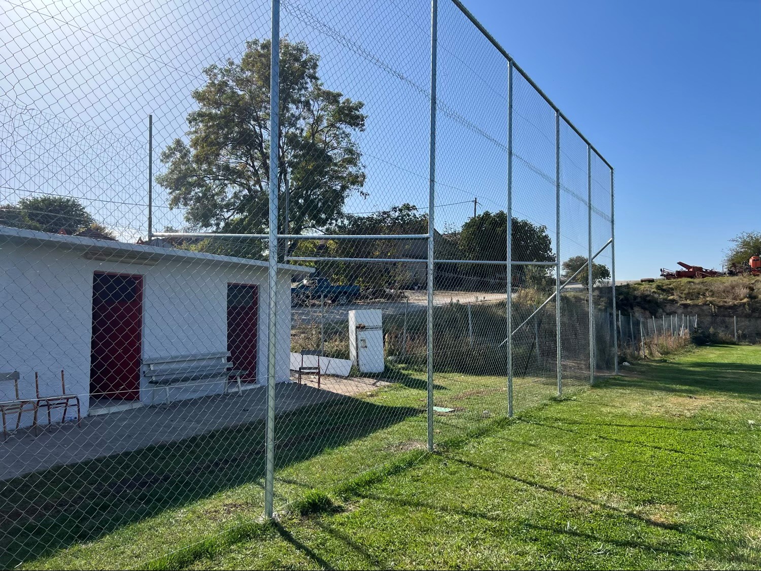 "Λίφτινγκ" στο γήπεδο και στο πρώην σχολείο της Αμπελειάς