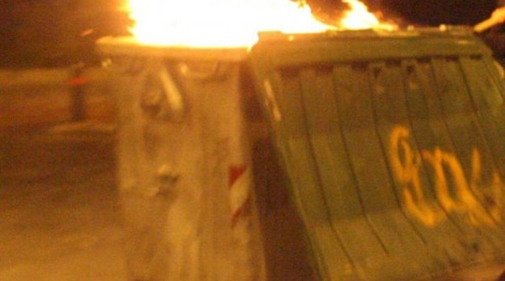 Φωτιά σε δύο κάδους στον Βόλο