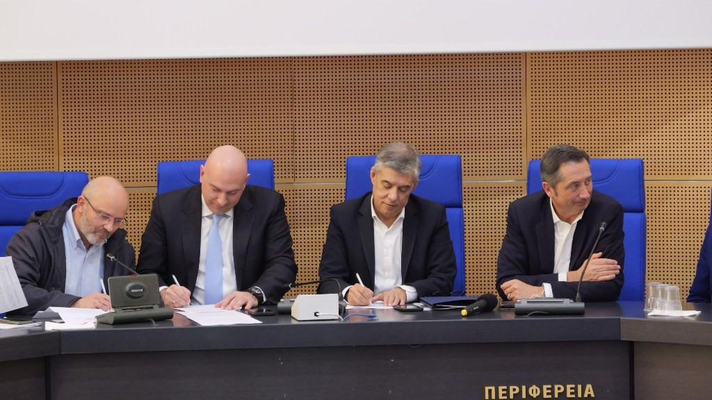 Κατασκευή πλωτών φωτοβολταϊκών σε κανάλια, λιμνοδεξαμενές