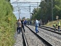 Καθισμένος σε καρέκλα πάνω στις γραμμές περίμενε το τρένο