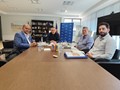 Ενισχύει τους στενούς δεσμούς με την ομογένεια των ΗΠΑ