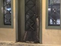 Γκαζάκια στην είσοδο πολυκατοικίας που μένει ο Χαρακόπουλος 