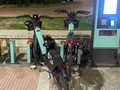 Βανδαλισμοί χωρίς τέλος στα δημοτικά ηλεκτρικά ποδήλατα 