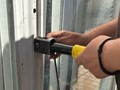 Την κλείδωσε μέσα στο μαγαζί και έφυγε…για δουλειές