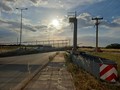 Φορτηγό ξήλωσε γέφυρα στην οδό Βόλου και έπεσε σε μάντρα
