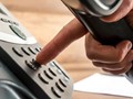 Απατεώνες καλούν πλέον και σε κινητά εφήβων