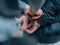 Λάρισα: Xειροπέδες σε 21χρονο για διακίνηση ναρκωτικών