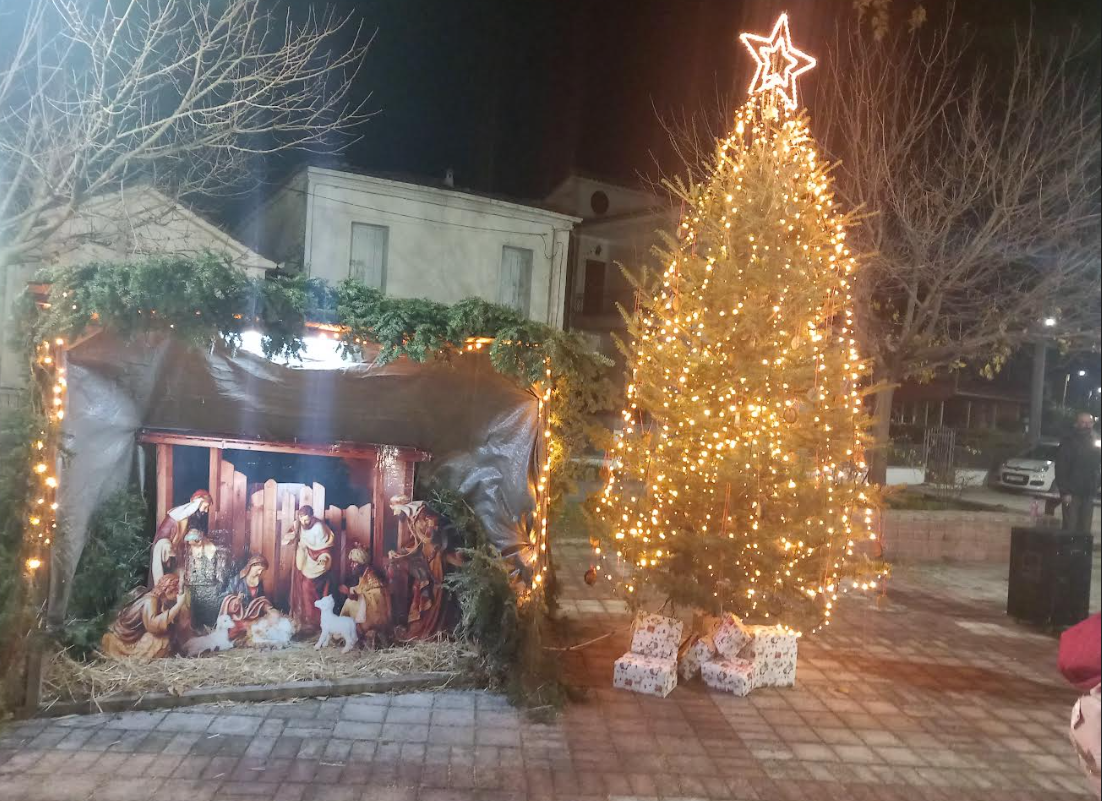 Δ.Πύλης: Φωταγωγήθηκε το Χριστουγεννιάτικο Δέντρο στους Γόμφους