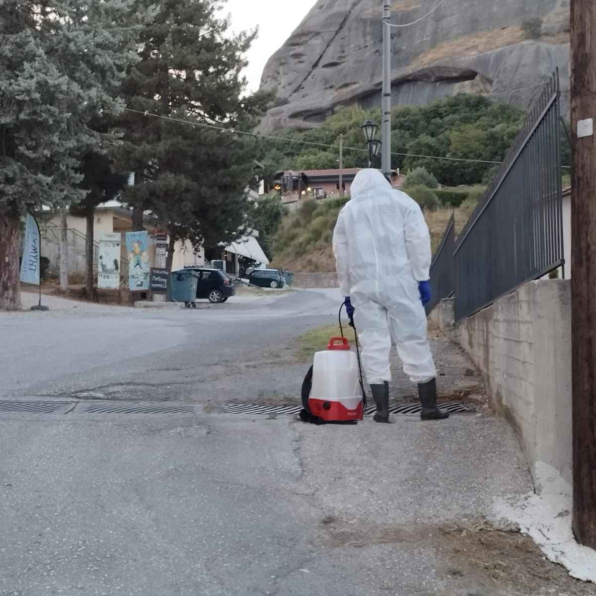 Κλειστή για απεντόμωση η παιδική χαρά της πλατείας Δημουλά 