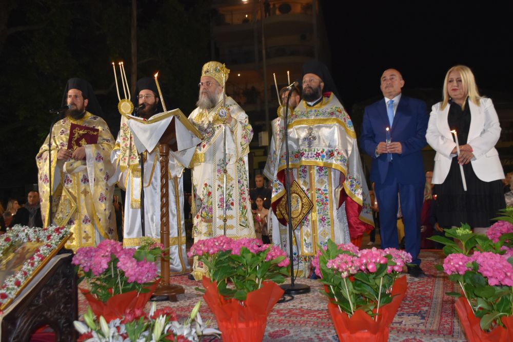 Η λαμπρή Ανάσταση στα Τρίκαλα στον Ι.Ν. Αγίων Κωνσταντίνου και Ελένης (φωτο)