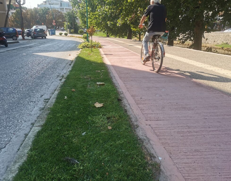 Παραποτάμια περιποίηση για το πράσινο στα Τρίκαλα (φωτο)