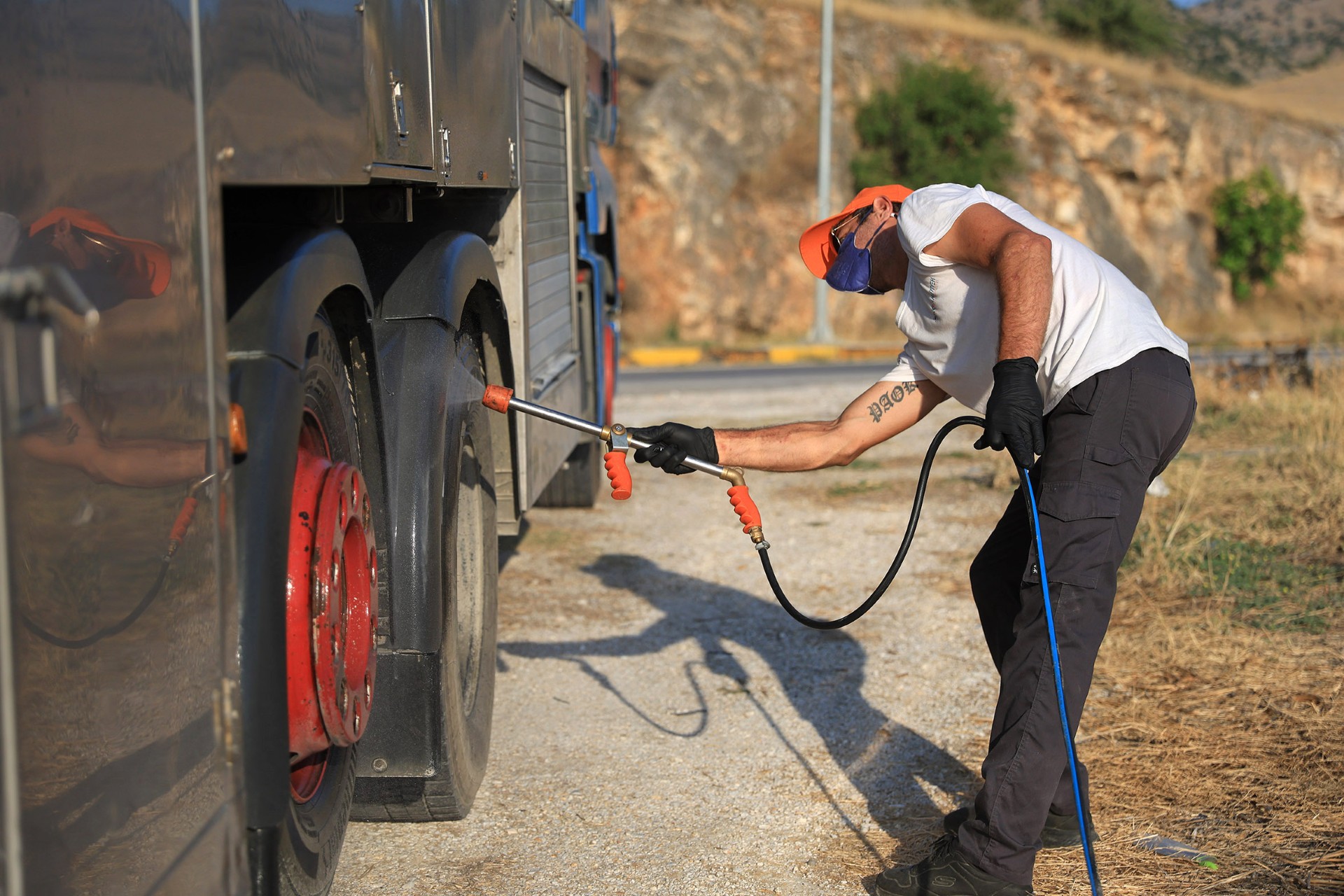 Επείγοντα μέτρα στήριξης της κτηνοτροφίας ζητά ο Κουρέτας - Οι 17 σταθμοί απολύμανσης