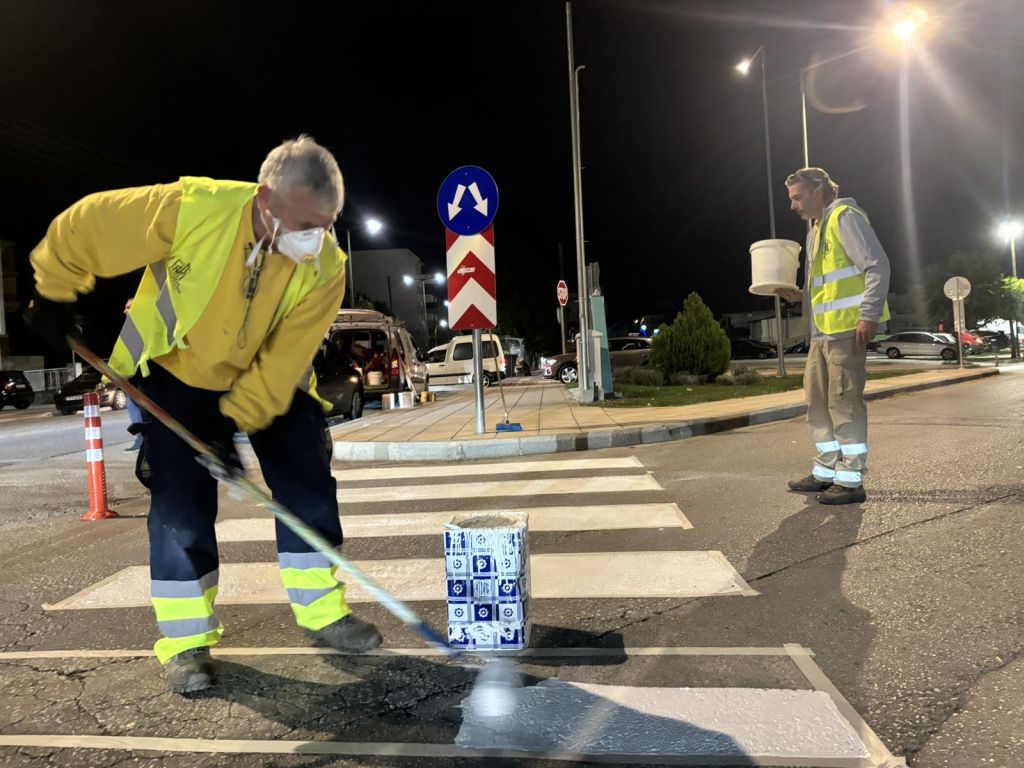 Φρεσκάρισμα διαγραμμίσεων στις διαβάσεις πεζών στα Τρίκαλα