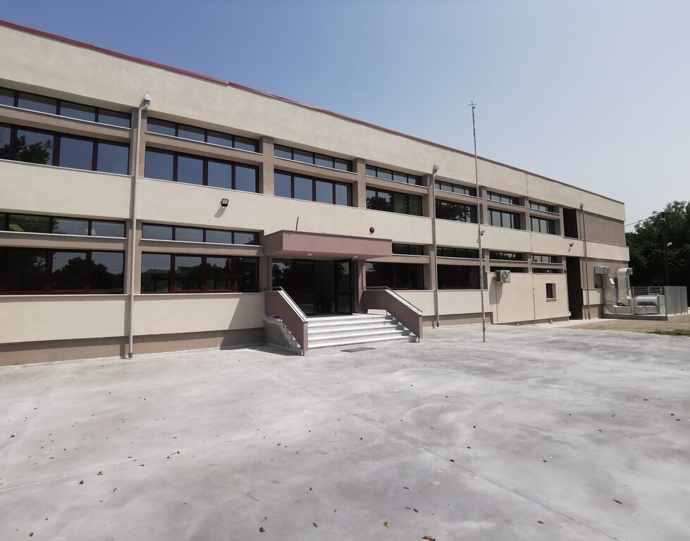 Aνακαινίστηκε το Δημοτικό Σχολείο Μεγάλων Καλυβίων (φωτο) 