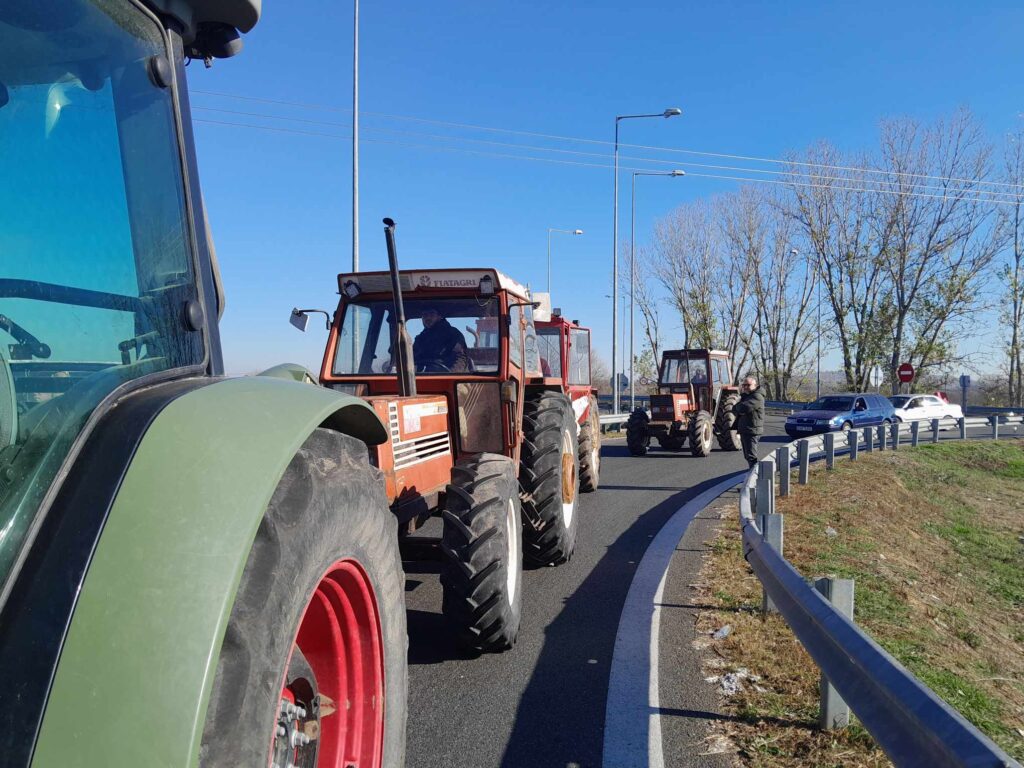 Αποχωρούν οι αγρότες από τον Ε-65 - Δίνουν υπόσχεση για “θερμό” χειμώνα