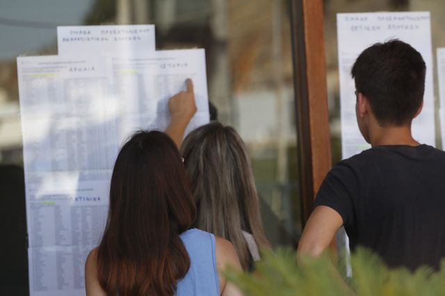 Πανελλήνιες 2025: Μικρές αυξομειώσεις στις βάσεις - Οι πρώτες εκτιμήσεις