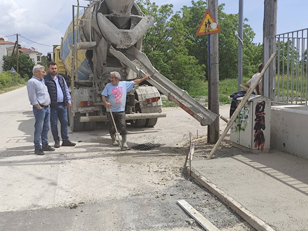 Νέα πεζοδρόμια σε σχολεία της Καλαμπάκας